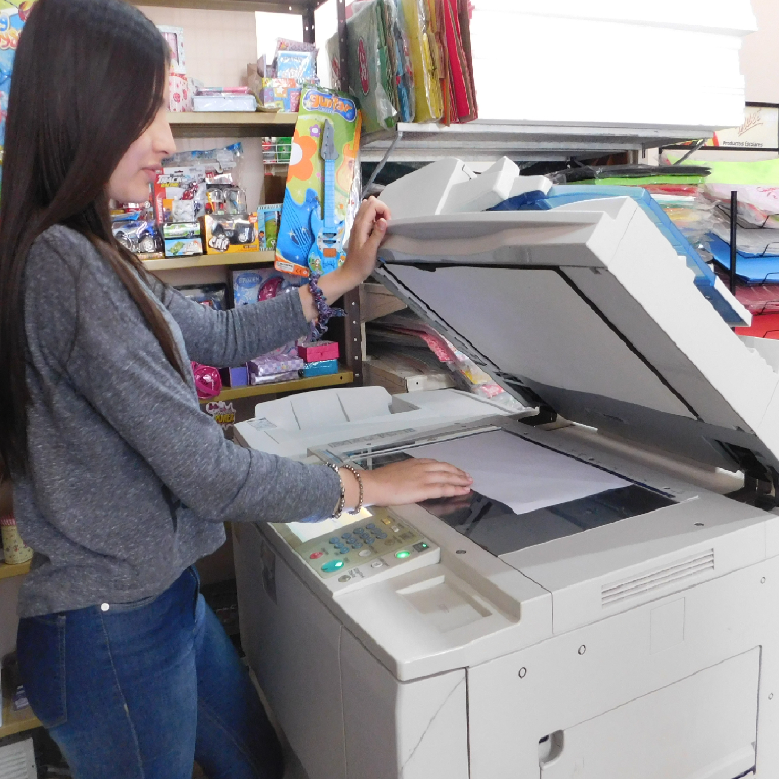 Mujer utilizando fotocopiadora en una libreria