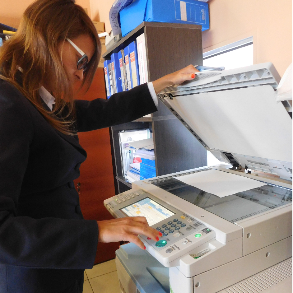Mujer utilizando fotocopiadora en una oficina